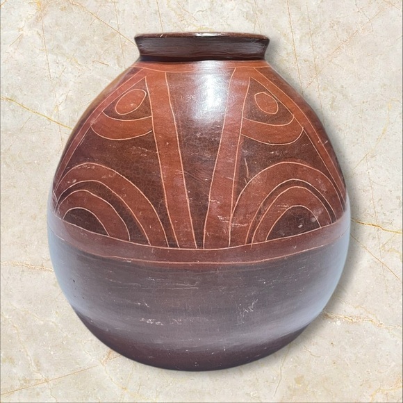 Vintage Nicaraguan Primitive Pottery Vase - Picture 4 of 10